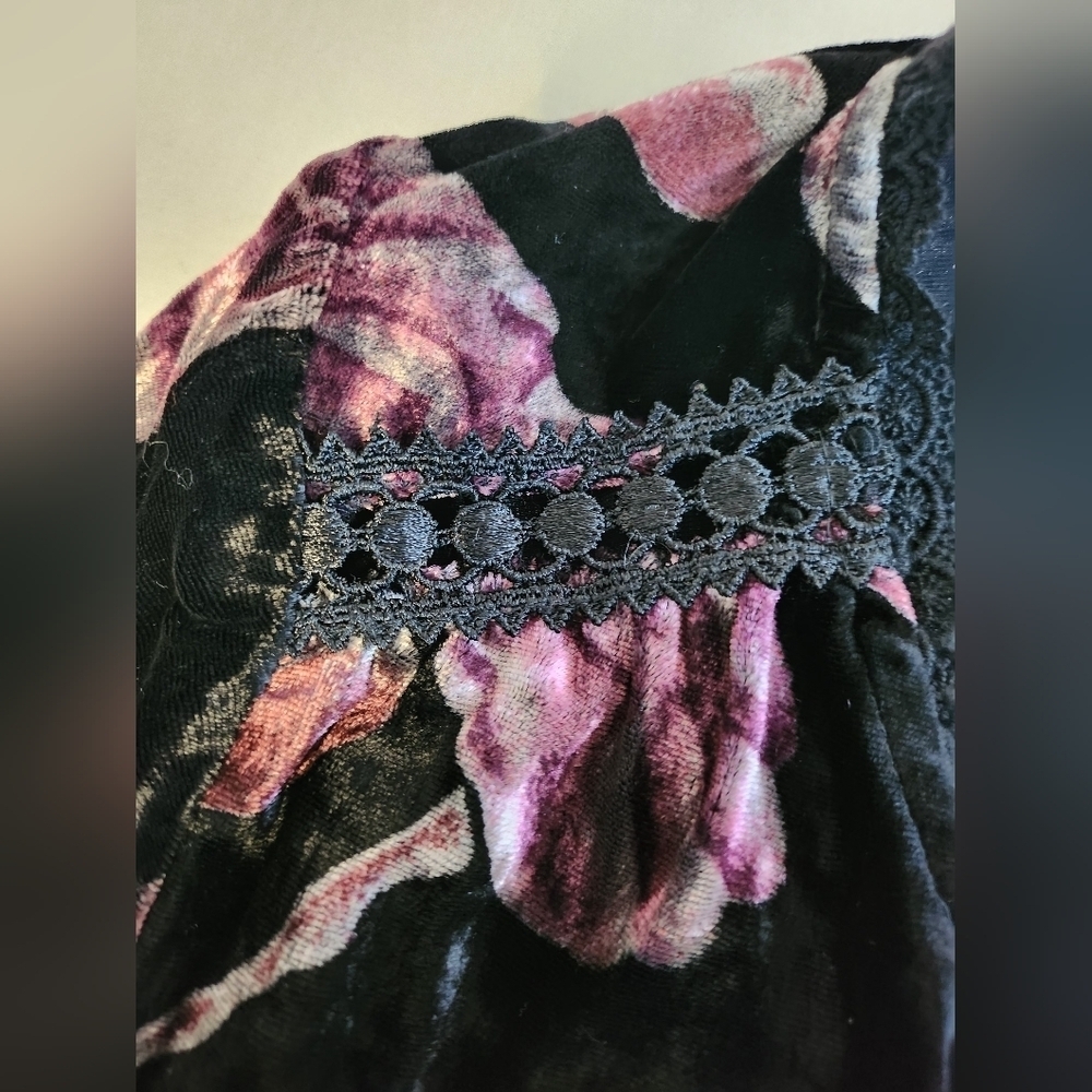 Willow & Clay Black and Pink Rose Long Sleeve Blouse Size Small - Picture 5 of 10